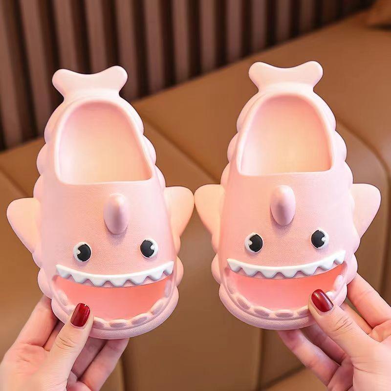 Новое летнее поступление, тапочки с изображением акулы, детские шлепанцы с героями мультфильмов, пляжные тапочки для маленьких мальчиков и девочек, домашние тапочки, детская обувь