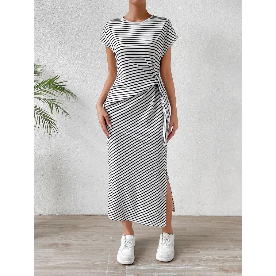 Платья в полоску приталенного силуэта с приталенной талией, слим-разрезом и круглым вырезом, женские платья