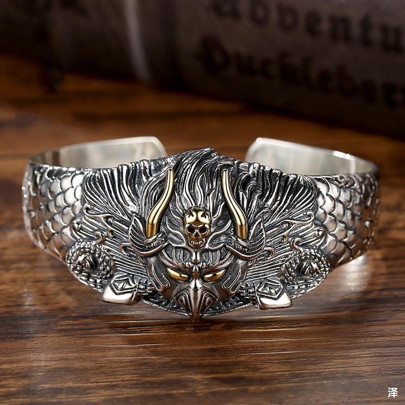 Мужской ретро-браслет с выразительным, властным дизайном и изображением птицы Рок, широко раскрытый.