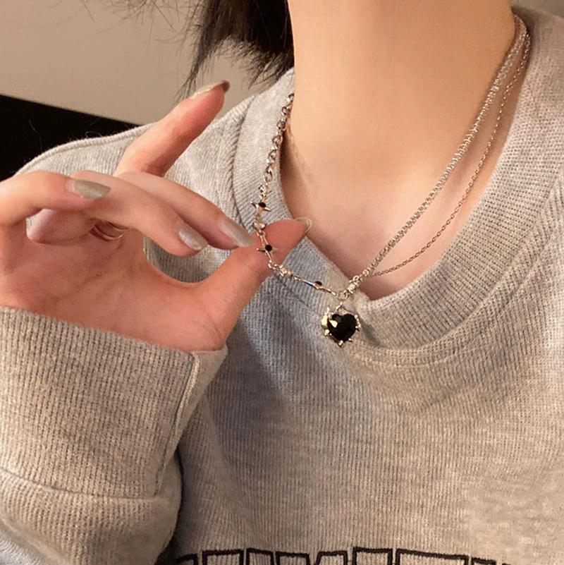 Elegant Pearl Necklace - Versatile Niche Design with Heart Pendant for Women