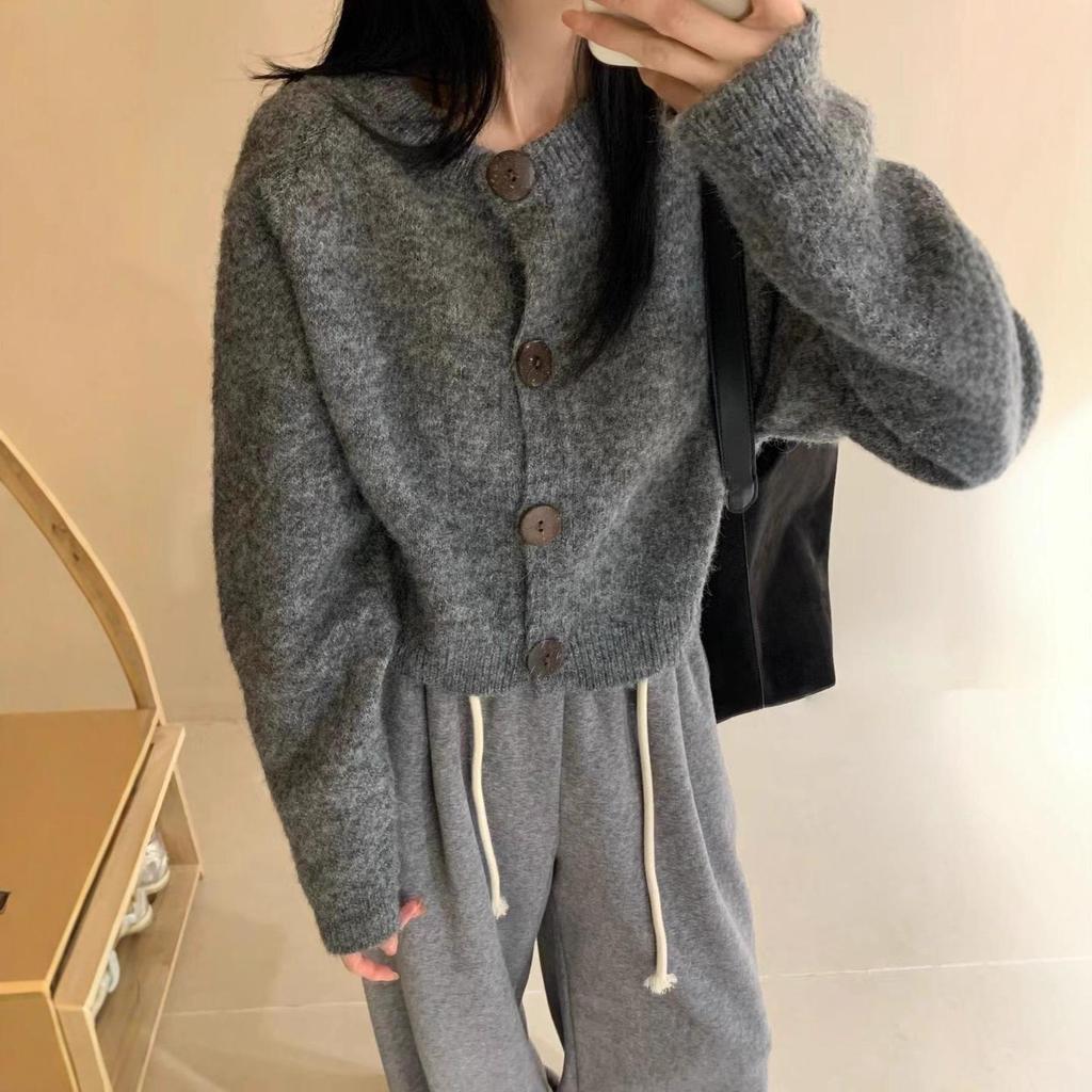 Новый осенний свободный и универсальный кардиган с крупными пуговицами, представляющий собой непринужденное и мягкое легкое пальто для женщин