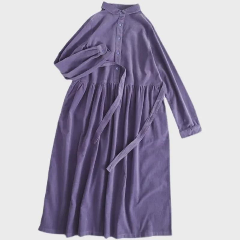 Платье из вельвета с воротником-стойкой, завязкой на талии и длинными рукавами — художественный и свежий стиль