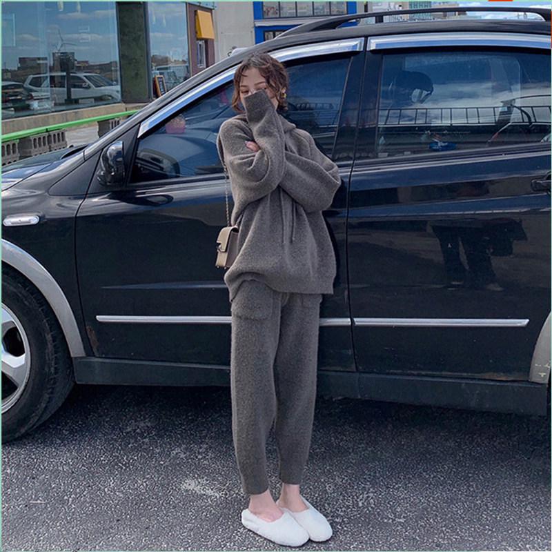 Женский трикотажный костюм осень/зима 2023 года: Свободный свитер с капюшоном и брюки-морковки