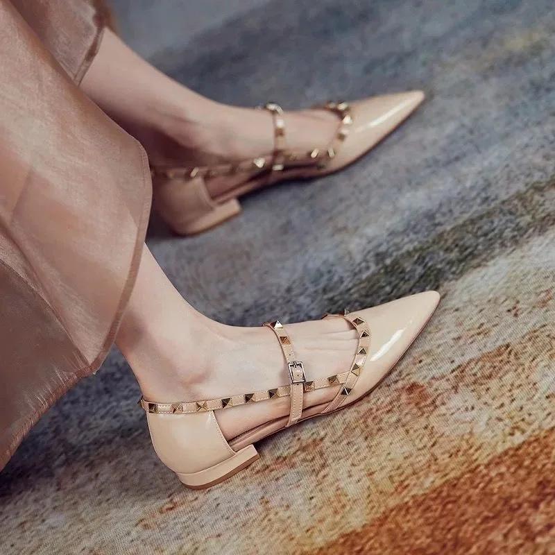 Ремешок на щиколотке с вырезом D'orsy заклепки Rockstud лакированная кожа заклепки балетки Т-образный ремешок пряжка прогулочные мягкие женские туфли дорожный размер 35-40