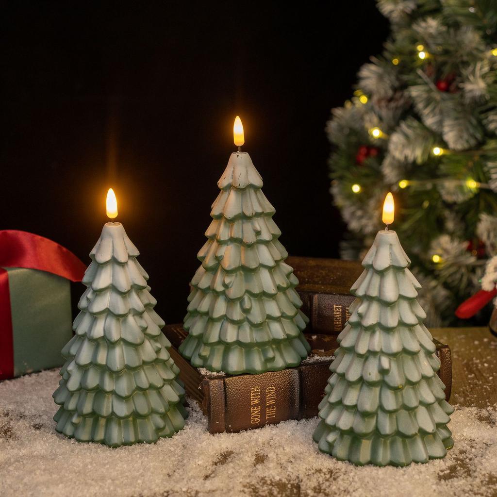 Рождественская елка со светящимися белыми снежинками