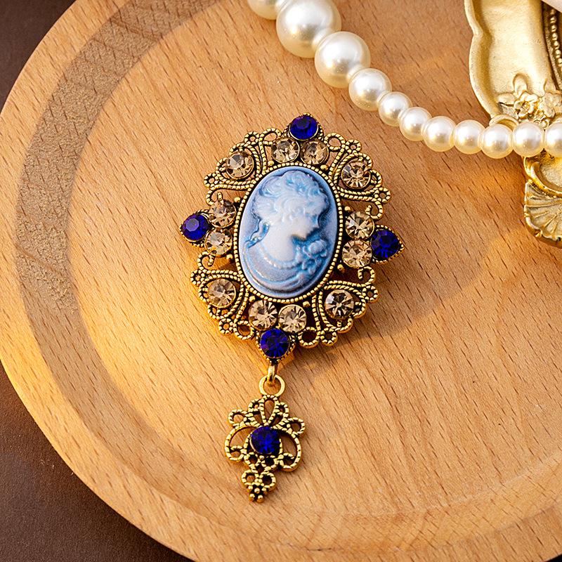 "Exquisite Medieval Palace-Style Brooch: Hollow Design with Inlaid Diamonds for Women"