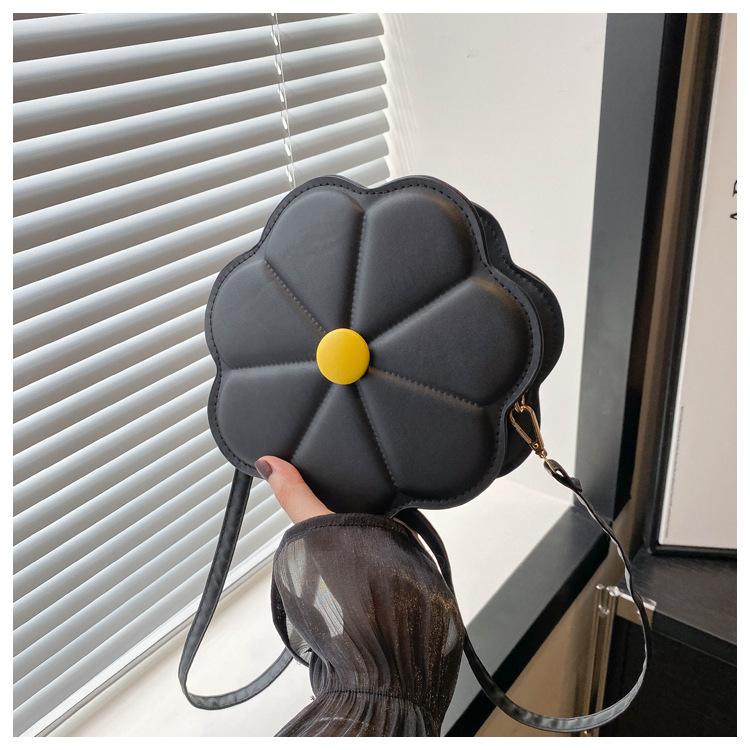Корейская версия персонализированного цветка 2024 года, летний однотонный новый дизайн с отступом, модная сумка через плечо в иностранном стиле для женщин