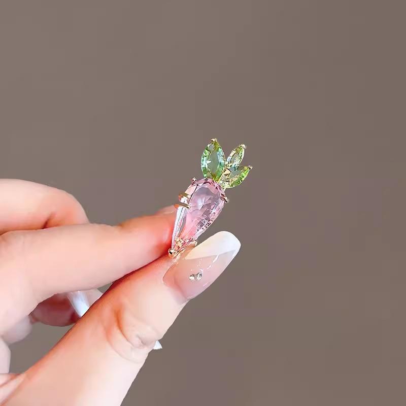 Брошь в виде морковки из кристаллов, женская, изысканная, простая, индивидуальная, булавка для рубашки, вырез, антибликовая пряжка, дизайн, чувство, аксессуары, тренд