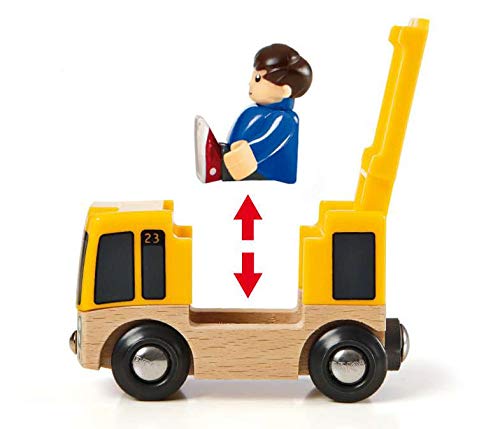 BRIO WORLD Набор для путешествий по железной дороге и автодороге [Набор из 33 деталей] для детей от 3 лет (Деревянная железная дорога) 33209