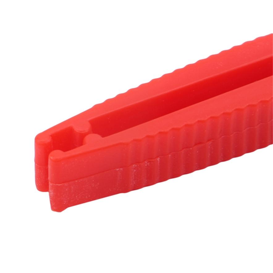 Инструмент для ремонта автомобиля. Вытащите автомобильный предохранитель. Специальный зажим для инструмента.