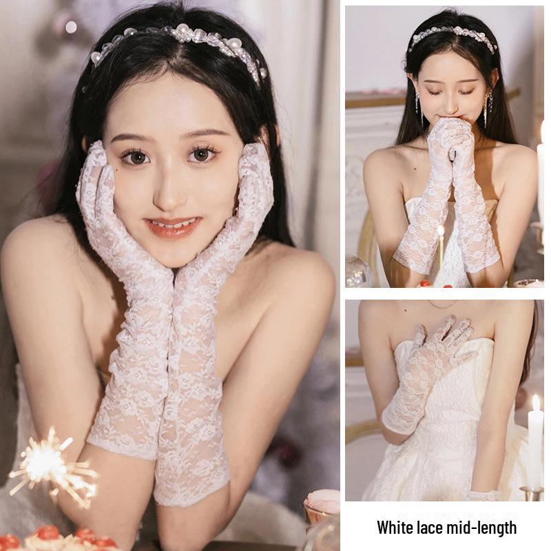 Длинные перчатки из белого атласа и кружева с бриллиантами для свадебных и торжественных фотосессий