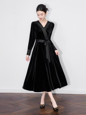 Роскошное вечернее платье из золотого бархата с бисером, элегантным облегающим талию дизайном и струящимся подолом