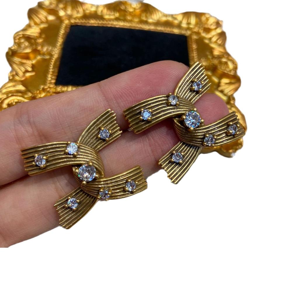 Золотые серьги-гвоздики с двойной спиралью в виде буквы C, слегка инкрустированные цирконием, латунные, старые серьги, сохраняющие цвет, женские серьги с нерегулярной резьбой