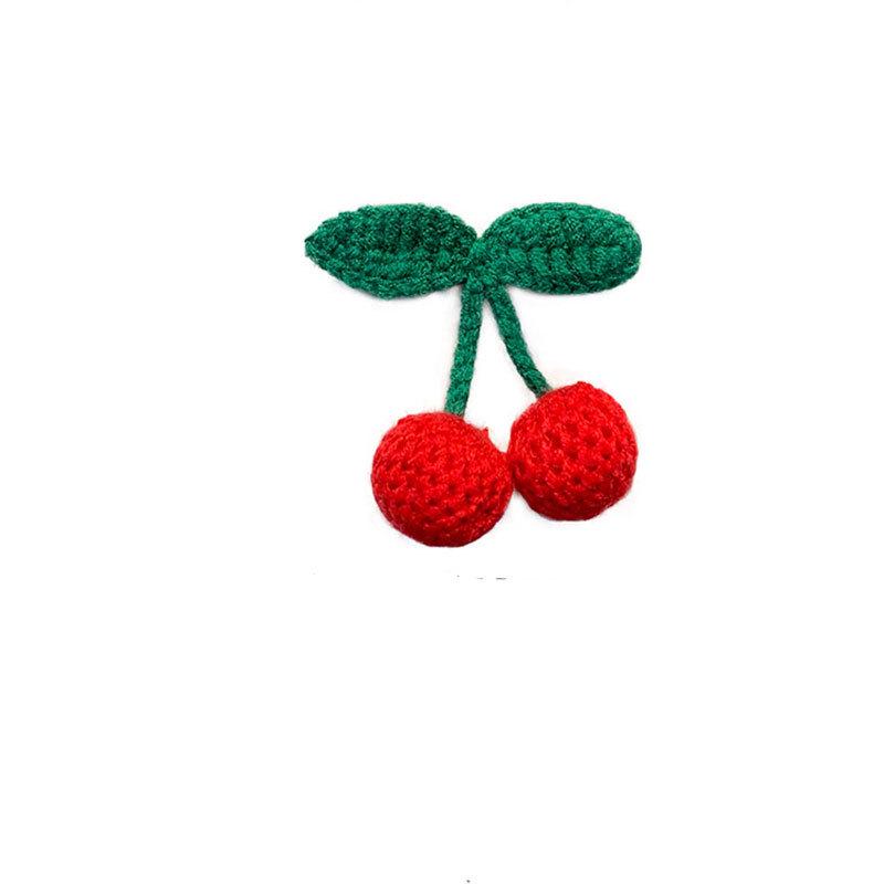 «Заколка-утиный нос из шерсти ручной работы с кисточками вишневого цвета для детей»