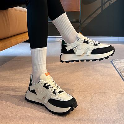 Мода 2024 года. Осенняя мода. Новые женские удобные нескользящие низкие кроссовки на шнуровке.