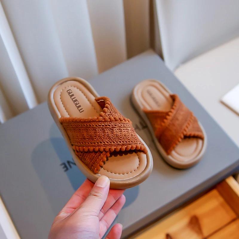 Тапочки для девочек в этническом стиле 2024 года, новые летние универсальные мягкие детские туфли на платформе, простые нескользящие плетеные тапочки для принцесс