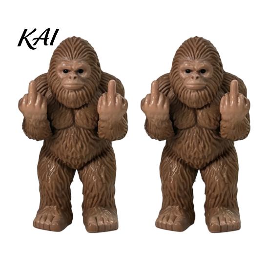 Creative Prank Toys Mini Monkey Figurine, Funny Resin Frog Statue with Middle Finger Gesture, Sarcastic Stocking Stuffers for Men Women Humorous