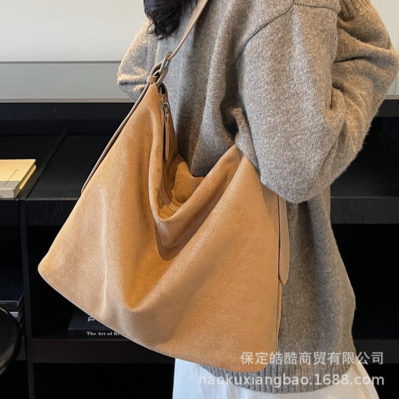 Замшевая сумка женская большой вместимости 2025 новая осенне-зимняя ретро сумка через плечо, сумка-мессенджер, сумка-тоут для通勤, сумка-ведро