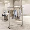 Стеллаж для витрины магазина одежды: Минималистичная напольная стойка из нержавеющей стали для мужской, женской и детской одежды.