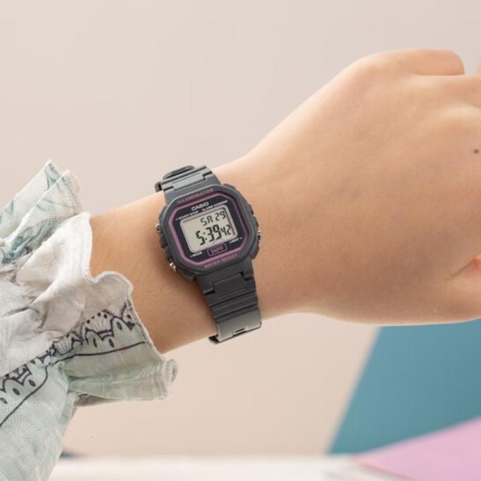 Casio Женские цифровые часы серии 34,5 мм Серые LA-20WH-8A LA-20WH-8A