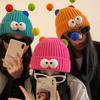 Мультяшная шапка с большими глазами и маленьким монстриком для женщин на осень и зиму. Милая и милая. Забавная вязаная шапка в парном стиле, чтобы подчеркнуть маленькое лицо.
