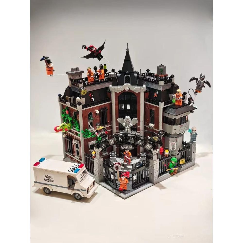 2025 NEW 76300 Arkham Asylum building model, suitable as a birthday gift, collection item or decorative piece for adults.