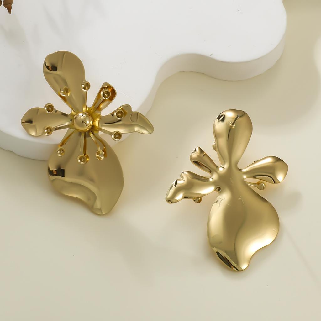 European and American high-end fashion commuter flower earrings women ins cold wind temperament retro stud earrings