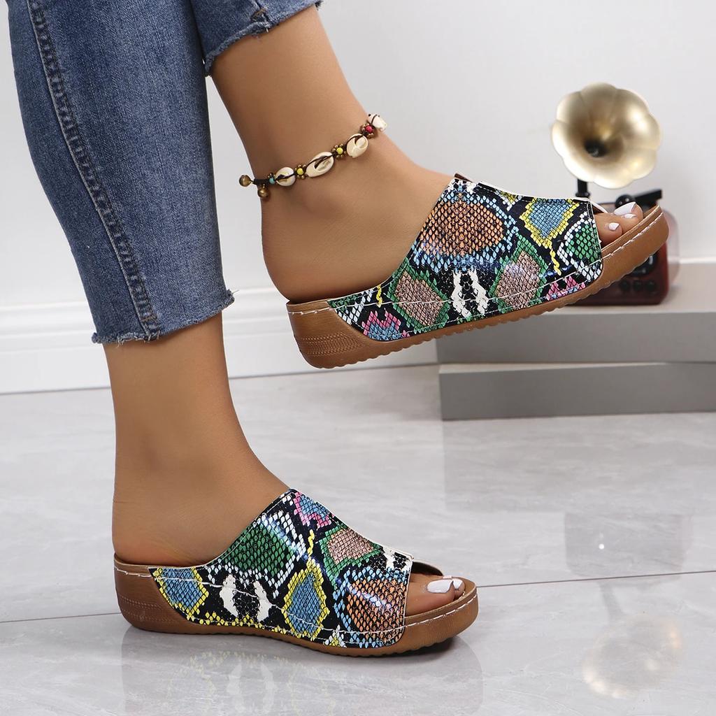 Модные женские тапочки на танкетке с леопардовым принтом, летние, большого размера 43, нескользящая повседневная обувь для женщин, сандалии для отдыха на открытом воздухе, женская обувь с открытым носком