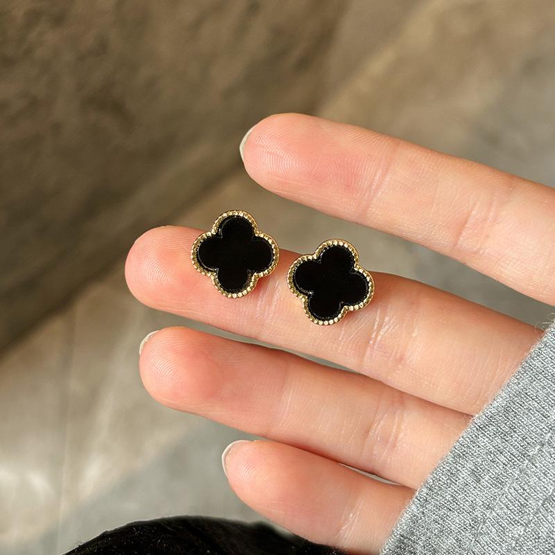 Четырехлистный клевер, маленькие ароматные серьги ветра, женские простые легкие роскошные серьги для пожилых людей, с чувством темперамента, уникальные универсальные серьги