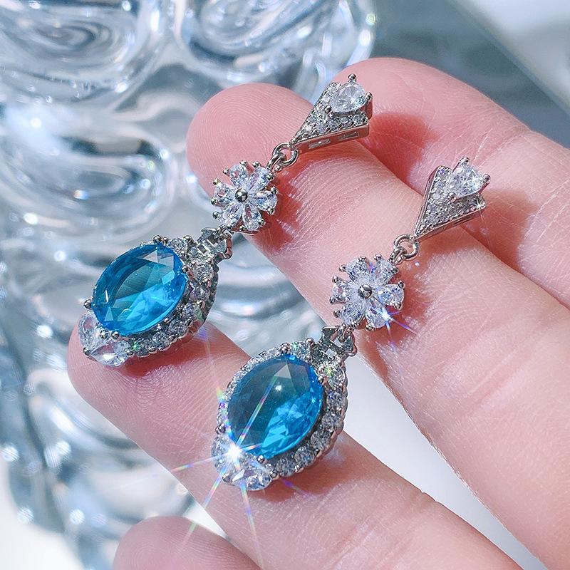 Серьги с топазом London Blue и Swiss Blue, инкрустированные цирконами. Изящные женские серьги