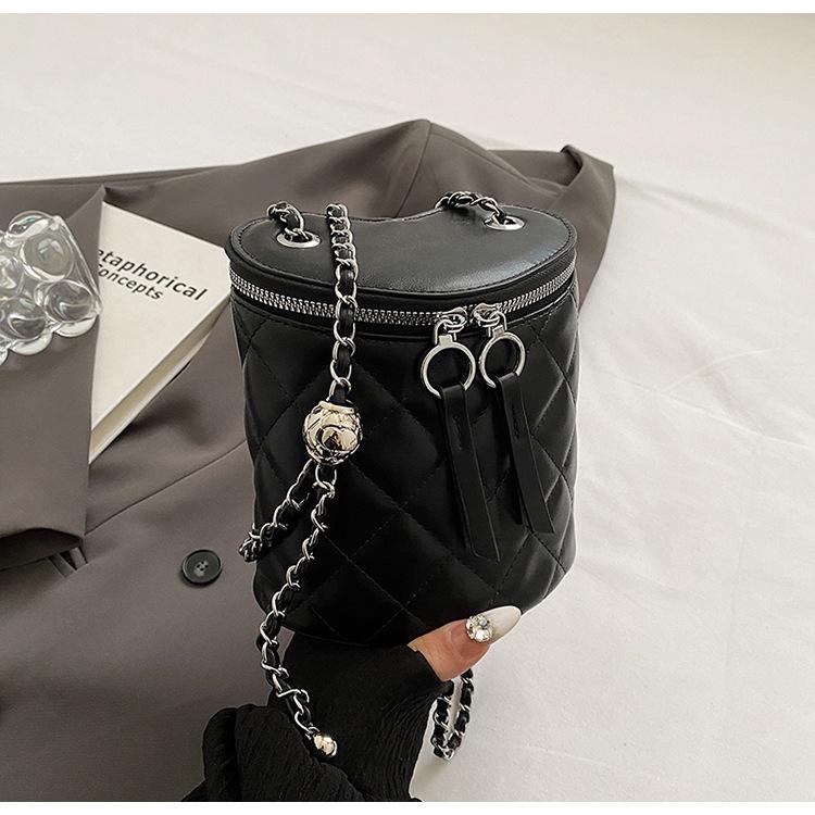 Rhombus Embroidery Thread Chain Bag Women's Trend Shoulder Messenger Bag 2025 New Fashion Personalized Three-dimensional Heart Bucket Bag