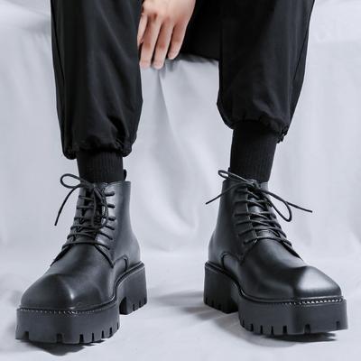 Мужские кожаные ботинки на толстой подошве. Модный минималистичный дизайн. Трендовая обувь для отдыха на свежем воздухе, офиса, вечеринок, осени и зимы.