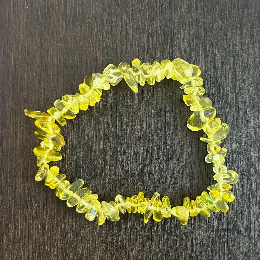 Браслет из разноцветных кристаллов с цитрином, тигровым глазом, лазуритом, аметистом и зеленым авантюрином на эластичном шнуре