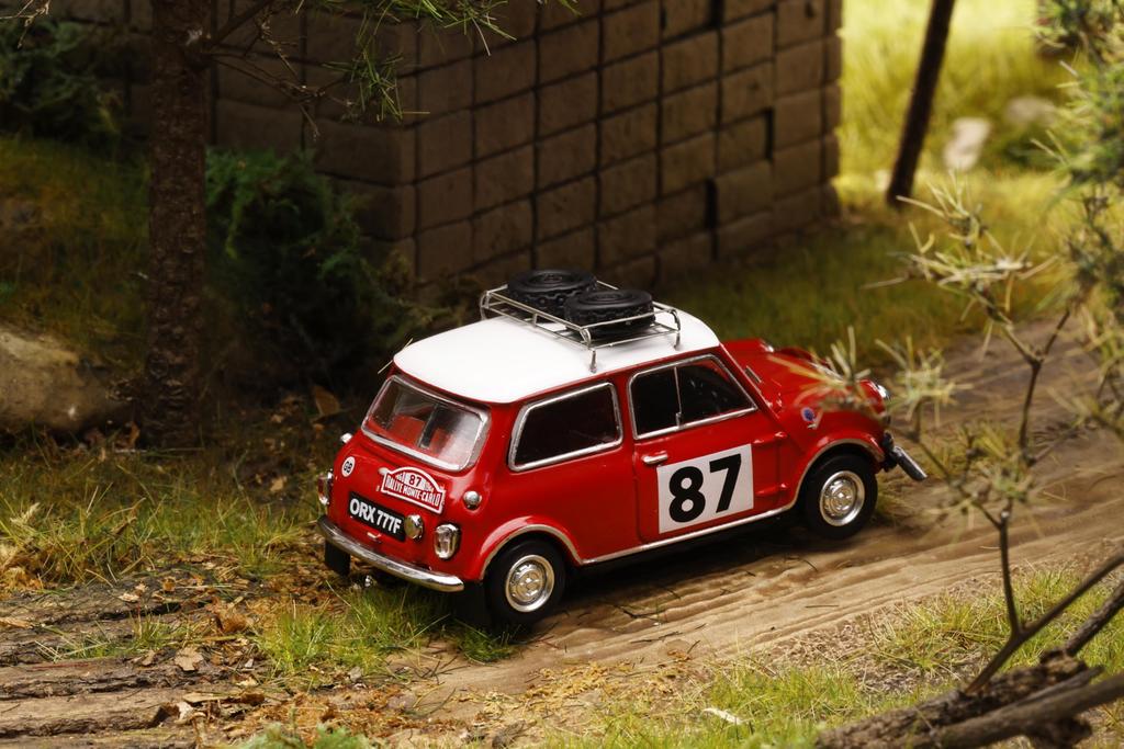 Gaincorp Products GCD Mini Cooper с 2 запасными, полностью собранная модель 1/64 #87 Шины, Красный, (KS078-660)