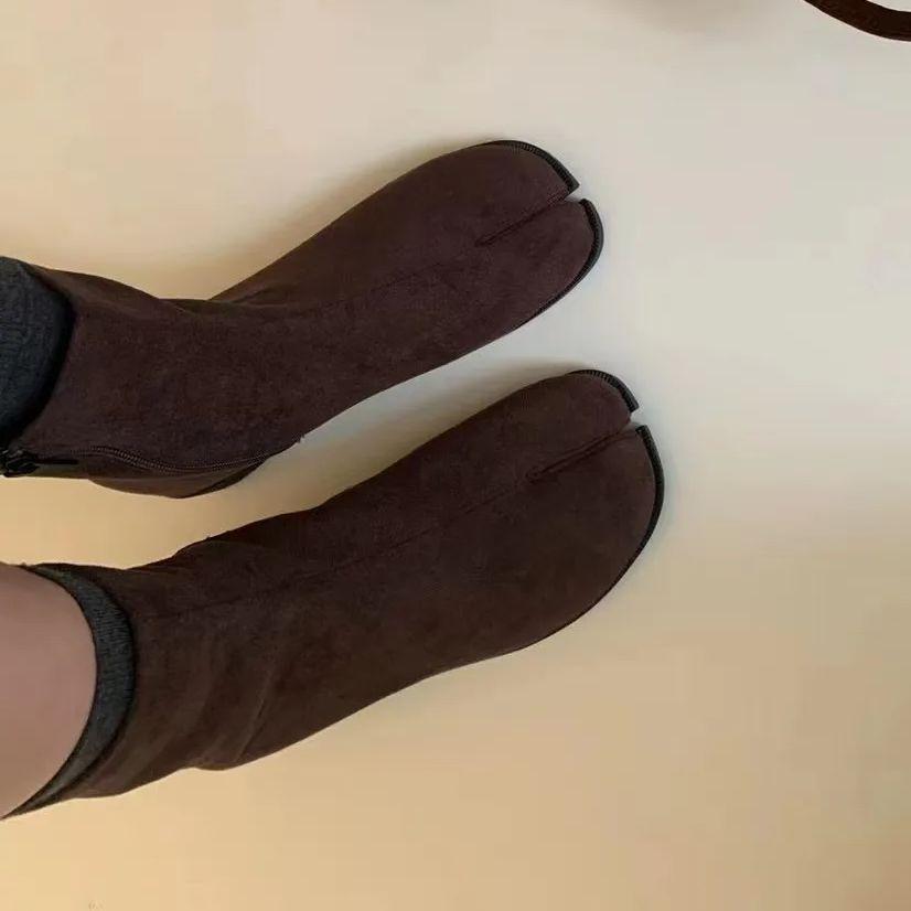 IPPEUM Женские ботильоны с разрезом на щиколотке и раздельным пальцем, черная искусственная замша, осень 2024, боковая молния, плоские туфли таби с раздельным пальцем