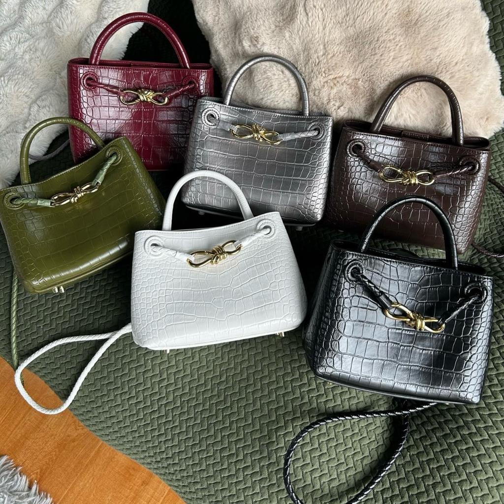 2026 Crocodile Pattern Cowhide Handbag Retro Light Luxury Commuter Fashion Butterfly Buckle Single Shoulder Crossbody Bag for Women