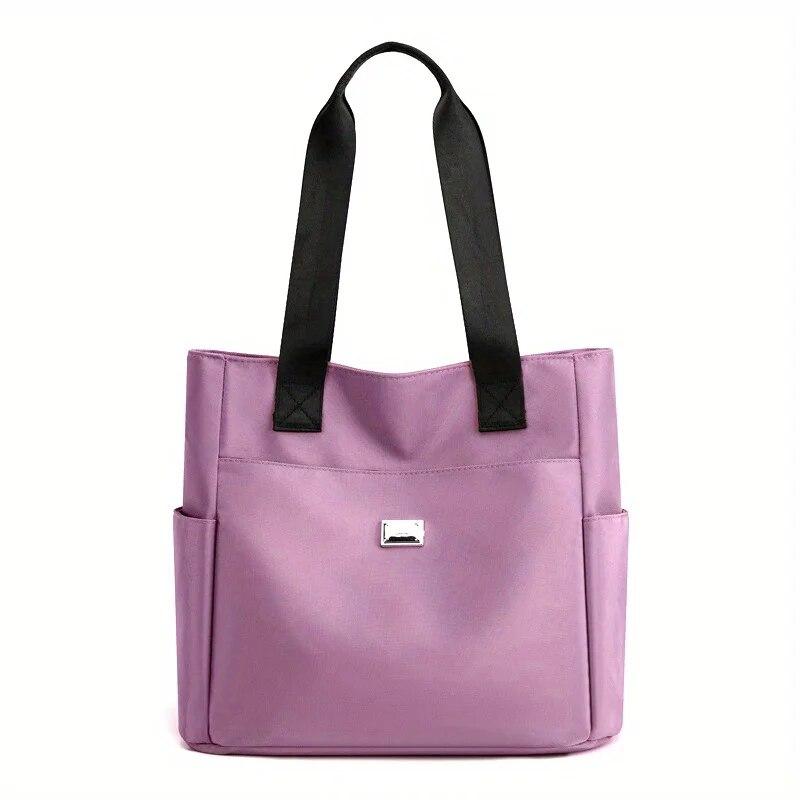 Прочная и легкая нейлоновая сумка-тоут идеально подходит для ежедневных поездок на работу.