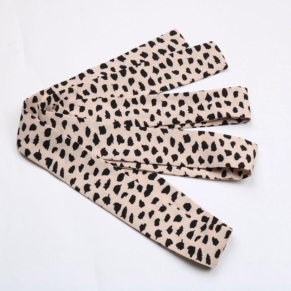 Летнее длинное платье с леопардовым принтом и короткими рукавами и V-образным вырезом и высокой талией