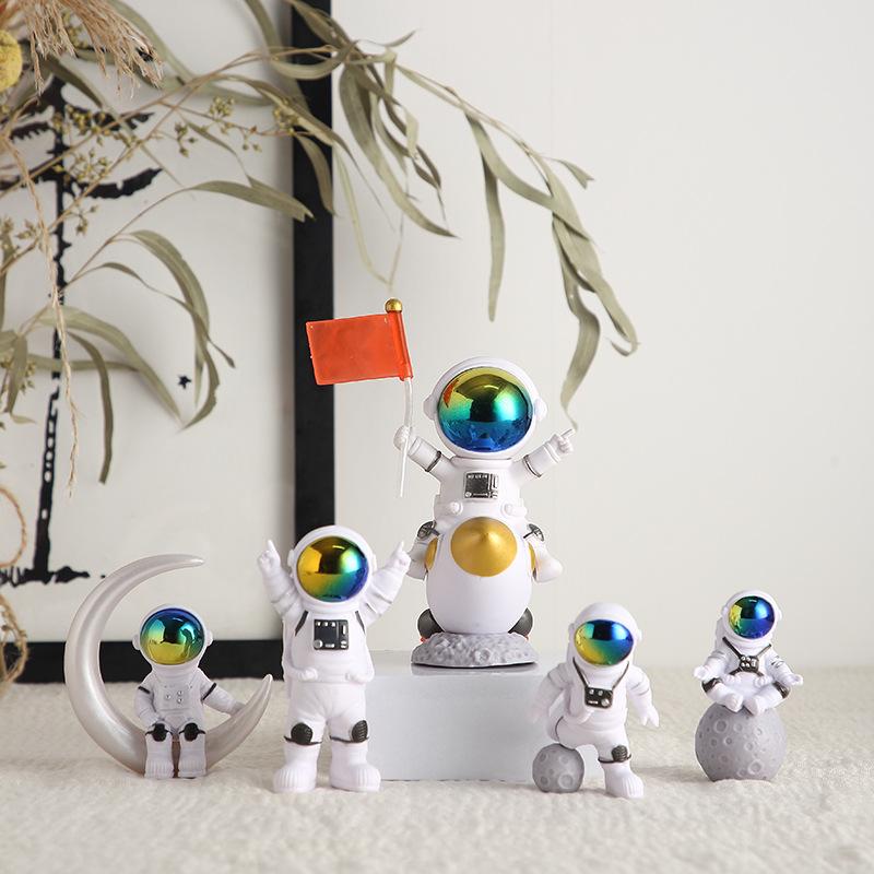 Маленькая смоляная фигурка космонавта - Идеально для домашнего декора, подарка на День святого Валентина или день рождения