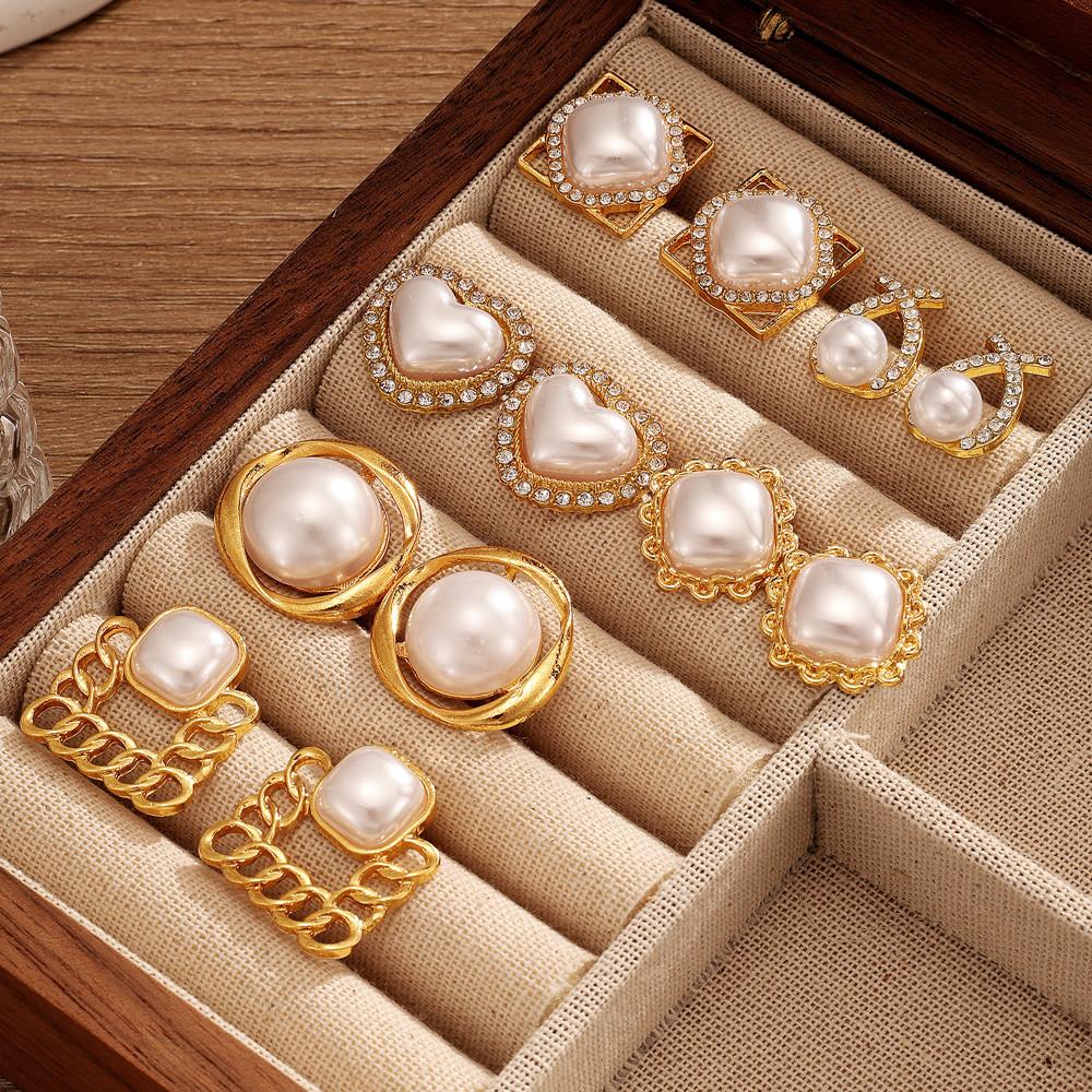 High-end Baroque-style faux pearl earrings, a niche and luxurious set of heart-shaped diamond-studded earrings, with random designs
