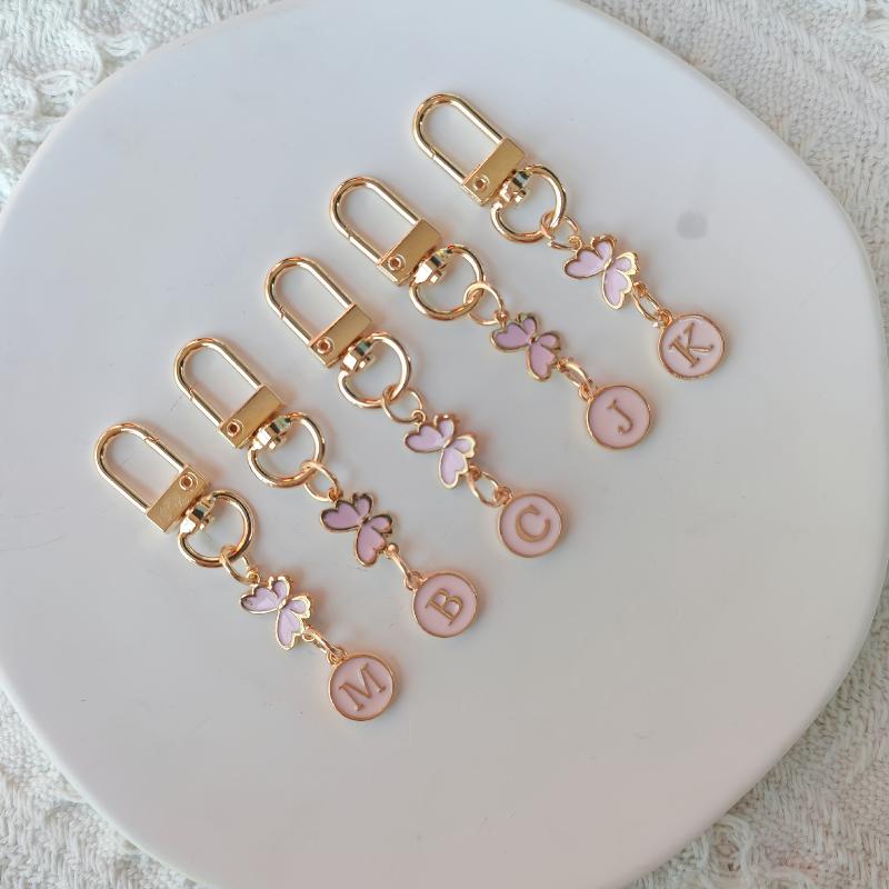 Металлический розовый брелок для ключей в виде бабочки, модный брелок с инициалами от A до Z, держатели для ключей от машины, подвеска для сумки, висячий декор, подарок для пары