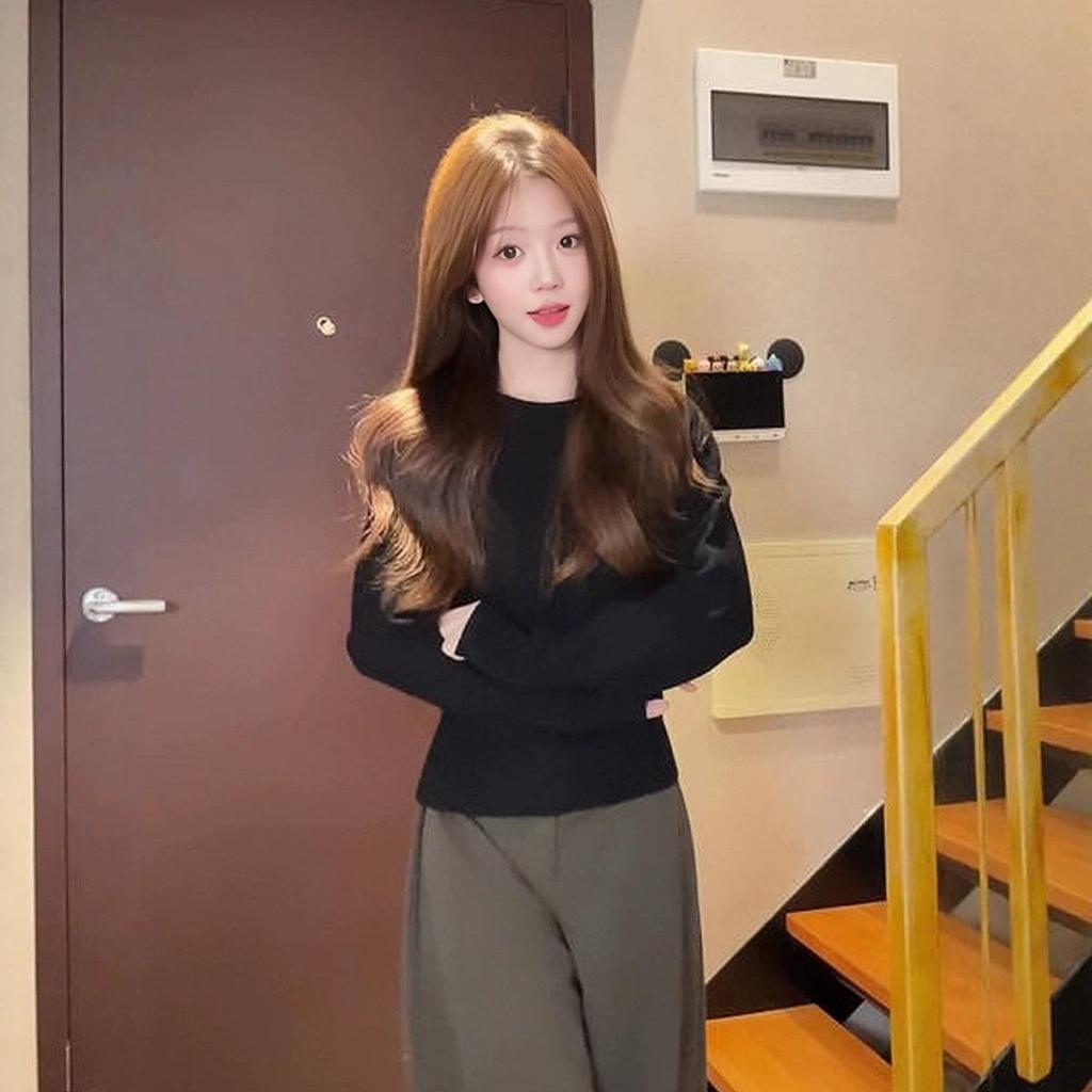 French Style Knit Base Layer: Women's Lightly Cinched Waist, Round Neck, Long Sleeve Sweater for Early Autumn 2026.