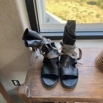 Нишевые ретро ремешки, кожаные ботинки на плоской подошве, крутые ботинки для женского летнего нового сезона с открытым носком, тонкие ботинки средней высоты