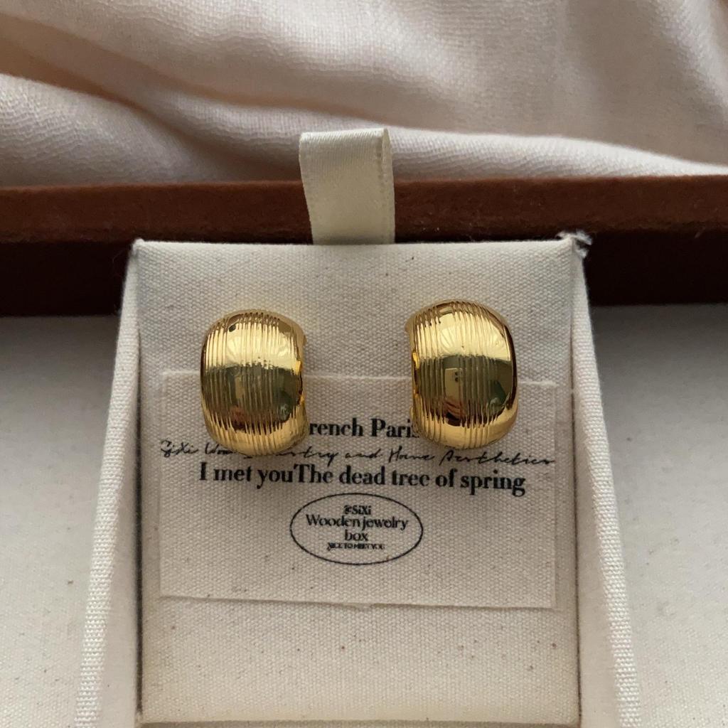 Simple Semi-Round Stud Earrings, Three-Dimensional Vertical Pattern Texture, Light Luxury, Niche Personality, Advanced Daily Versatile Earrings.