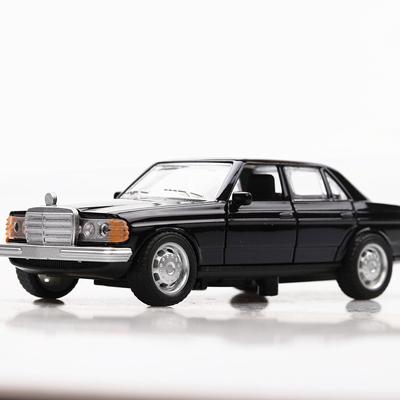 Масштаб 1/36 E-Class W123, черная классическая литая под давлением модель автомобиля, игрушечный автомобиль с открытыми задними дверями для детей, коллекция подарков для мальчиков и девочек