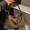 Корейская версия повседневной тканевой сумки большой вместимости женская 2025 осень новая модная леопардовая портативная сумка-тоут на плечо/подмышку