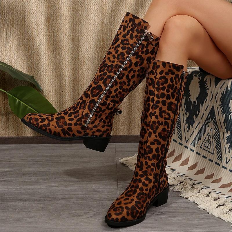 Модные женские леопардовые высокие сапоги из замши до колена на низком каблуке, женские модные зимние повседневные мотоциклетные сапоги 2025 года Mujer Botas
