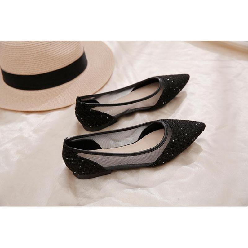 Туфли на плоской подошве с сеткой. Женские летние милые и простые туфли в горошек на мягкой подошве. Туфли на плоской подошве с острым носком и неглубоким горлом.