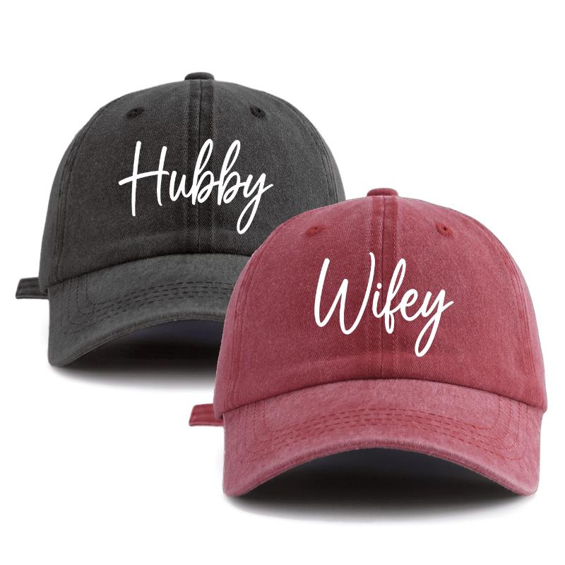 2 шт. Бейсболка с принтом 'HUBBY WIFEY', Классическая Повседневная Стильная Ретро Регулируемая Легкая Защита от Солнца для Активного Отдыха
