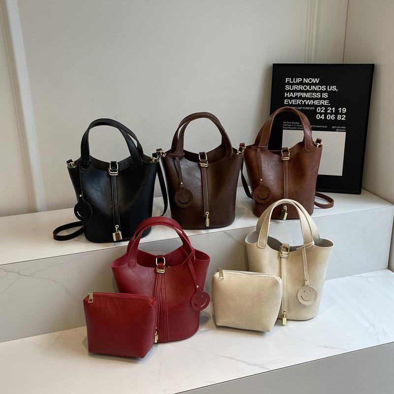 Нишевая ретро сумка через плечо женская летняя новая портативная сумка-ведро с продвинутой текстурой, универсальная сумка-мессенджер для通勤, женская сумка